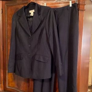 Evan Picone   size 10 pant suit.   Excellent condition